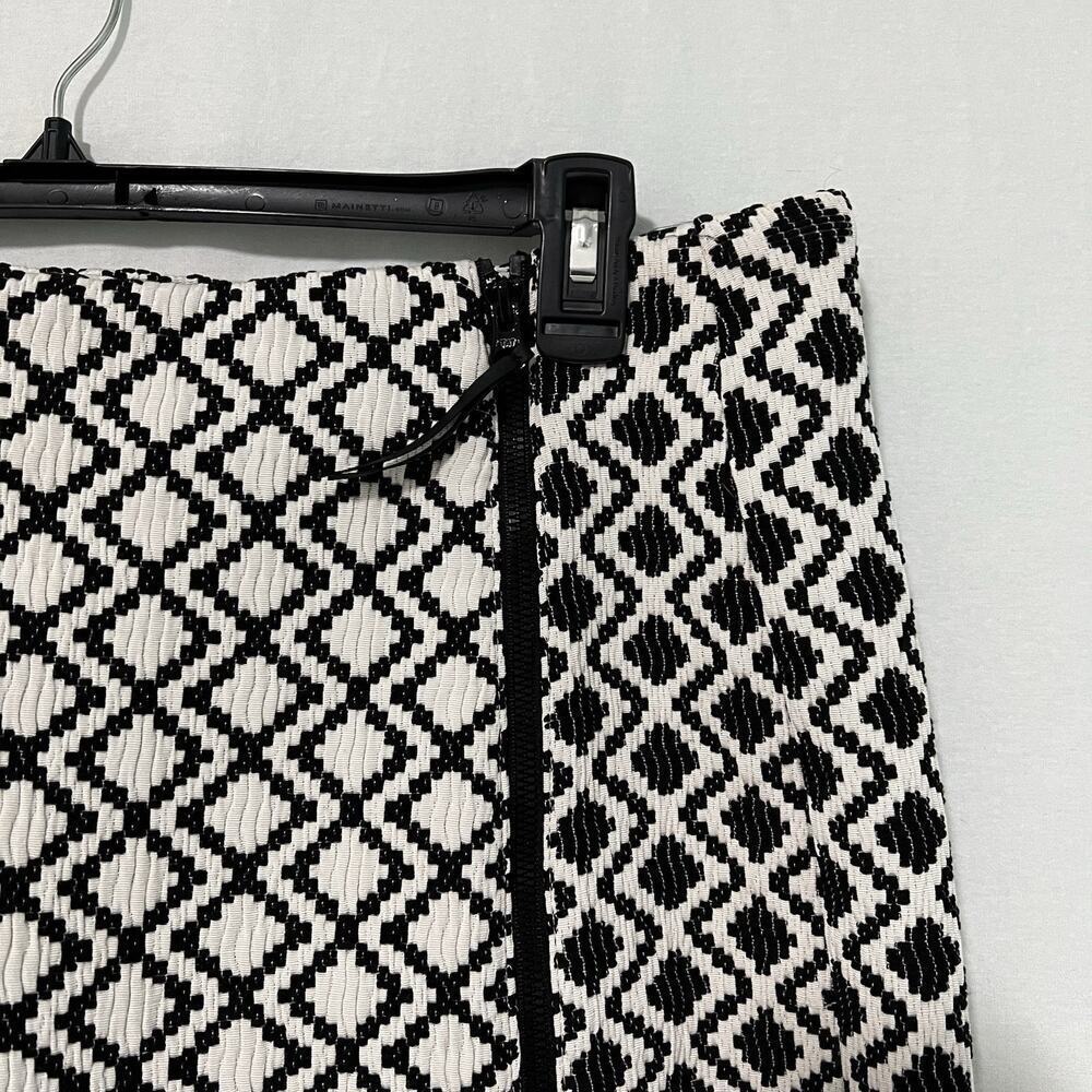 Lane Bryant Pencil Skirt Zipper Accent Geometric Print Size 20 BlackWhite Career - Picture 2 of 11